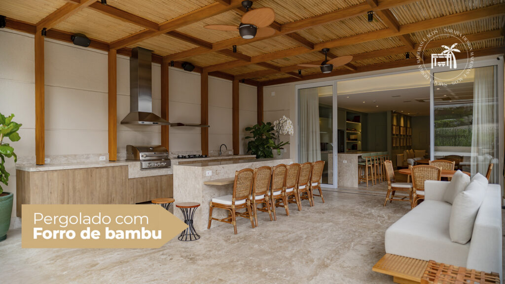 pergolado com forro de bambu